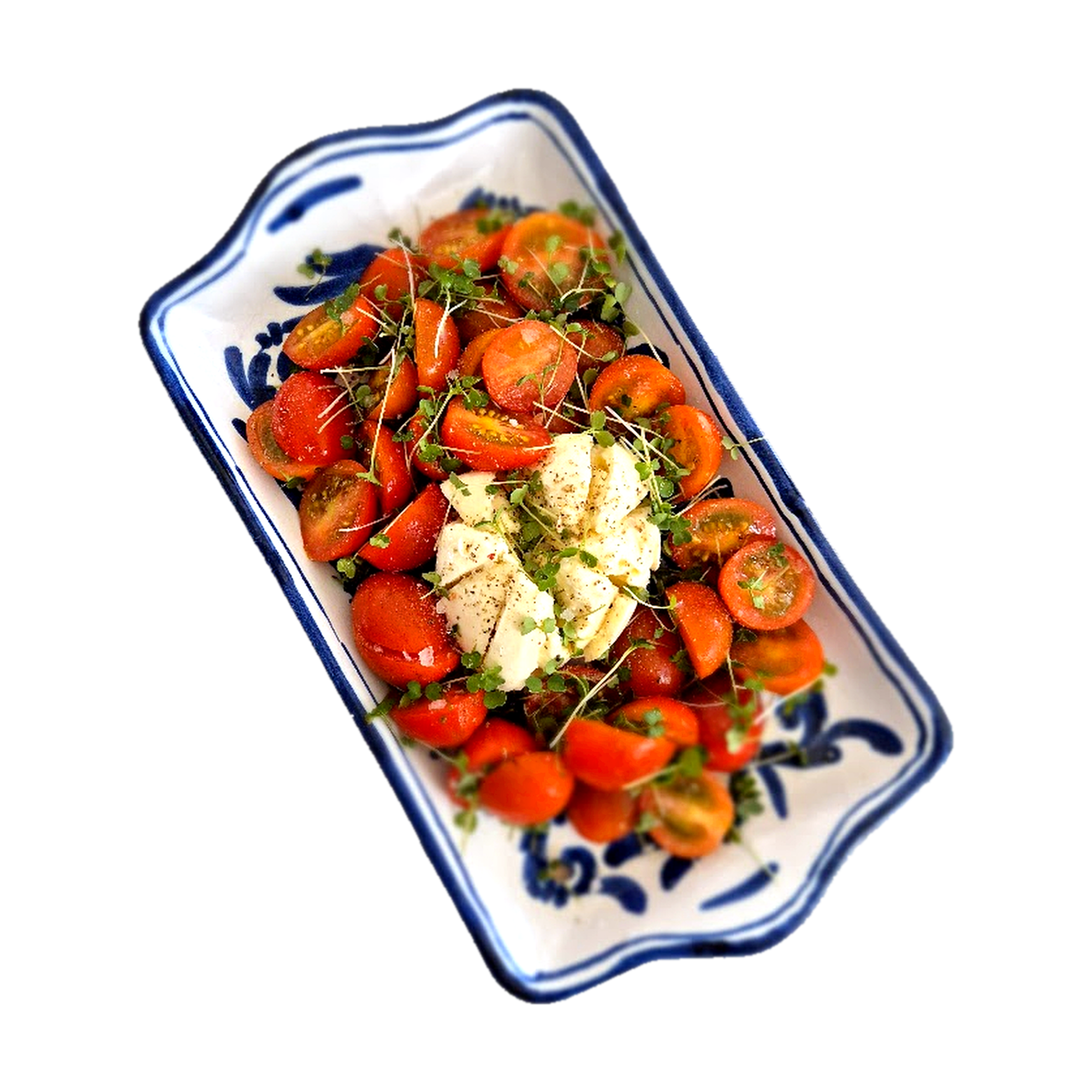 Ensalada caprese presentada con microgreens