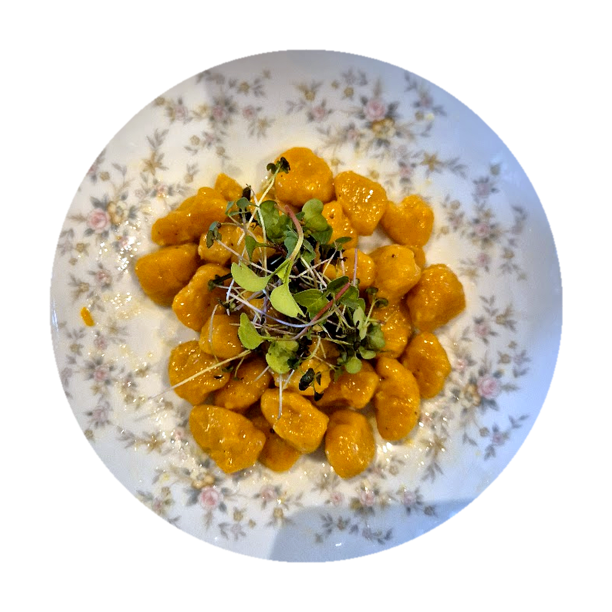 Ñoquis de calabaza terminados con microgreens